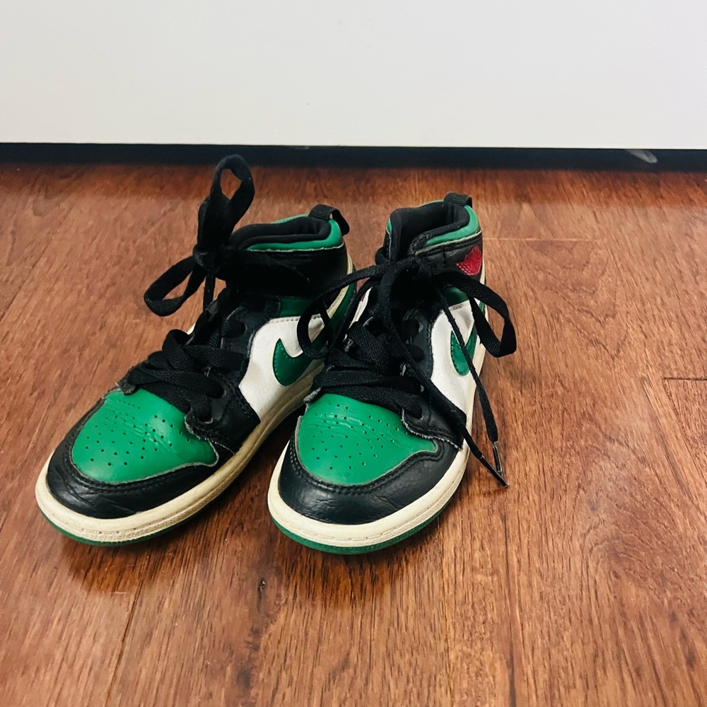 Nike Kids Black and Green Sneakers - Picture 2 of 7